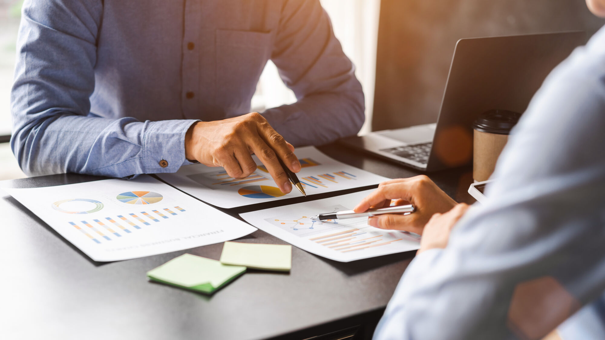 ADOBESTOCK_523962173 | Equip Est Pourquoi passer par le conseil de professionnels pour choisir son équipement industriel professionnel ? Kingersheim